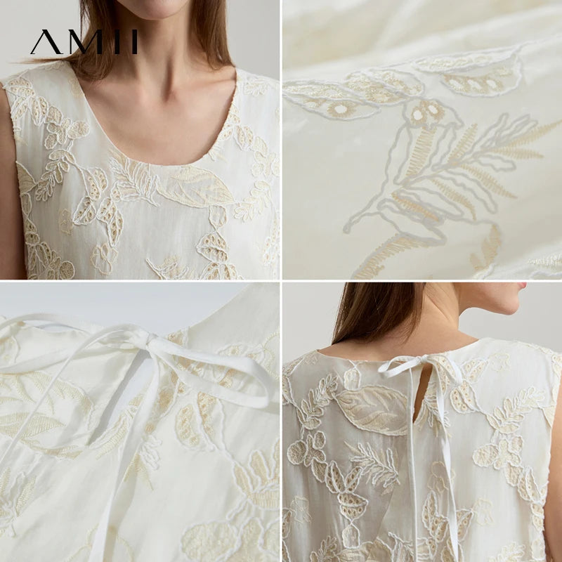 Nahaufnahme: beiges ärmelloses Kleid mit floraler Stickerei am Ausschnitt