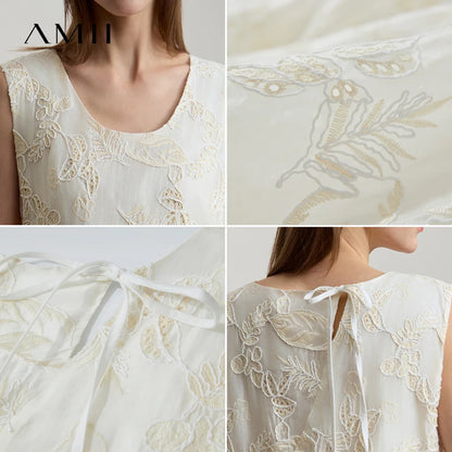 Nahaufnahme: beiges ärmelloses Kleid mit floraler Stickerei am Ausschnitt