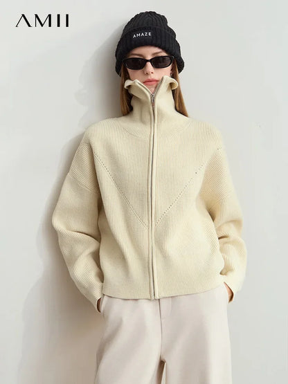 Helle Wollstrickjacke mit durchgehendem Reißverschluss und geripptem Stehkragen