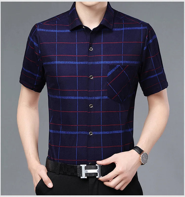 Leichtes Herren-Poloshirt aus Eisseide mit kurzen Ärmeln und klassischem Kragen in einfarbigem Design.