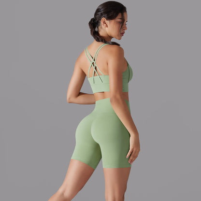Nahtloses Fitnessset für Damen: avocado-grünes Sporttop mit gekreuzten Trägern