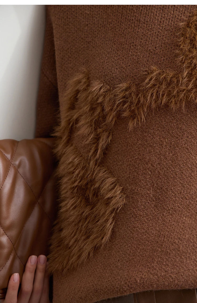 Detailansicht: brauner Damenpullover mit flauschigem, fellartigem Muster am Saum