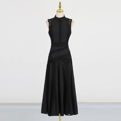Ärmelloses Damen-Spitzenkleid mit Rundhalsausschnitt und Patchwork-Design – figurbetont und mit Hohldetails.