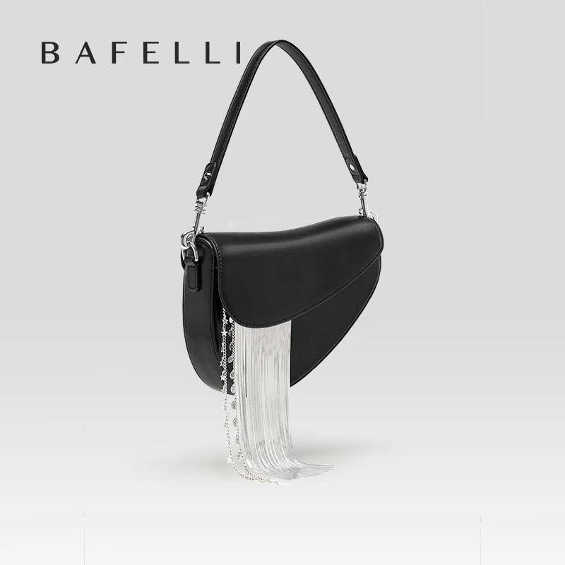 Halbmond-Handtasche aus schwarzem Leder mit Schulterriemen und Kettenfransen