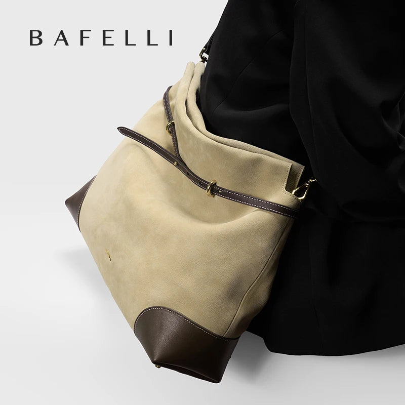 Beige Wildlederhandtasche mit Reißverschluss, Innenraum mit schwarzem Futter sichtbar
