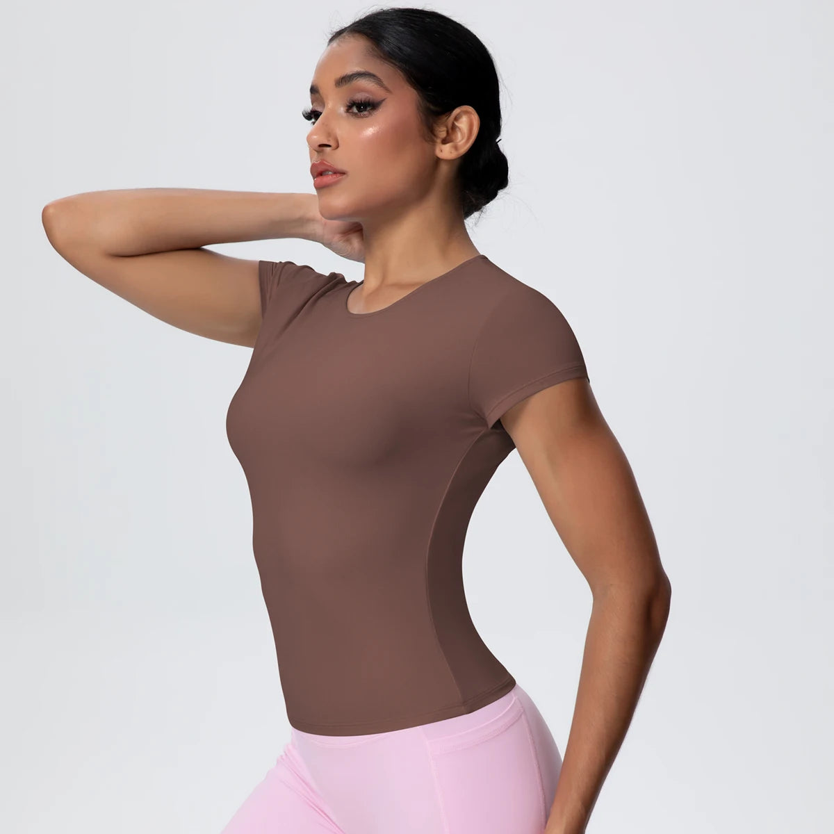 Nike Yoga-Top mit Kurzarm und Rundhalsausschnitt, seitliche Ansicht, braun