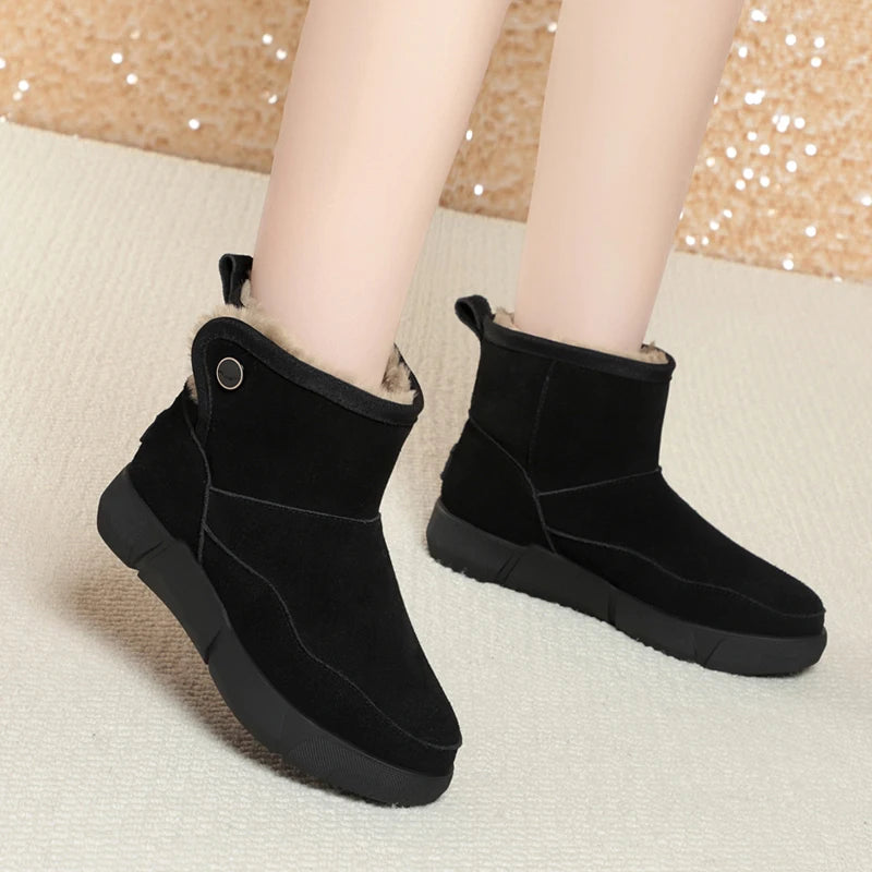 Schwarze Kurzstiefel mit warmem Innenfutter und Knopf am Schaft, flache Sohle