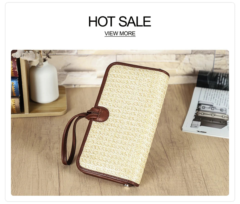 Beige Stroh-Handytasche mit braunem Leder-Gelenkriemen, offene Vorderansicht