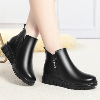 Schwarze Stiefeletten bis zum Knöchel mit seitlichem Zipper und profilierter Sohle