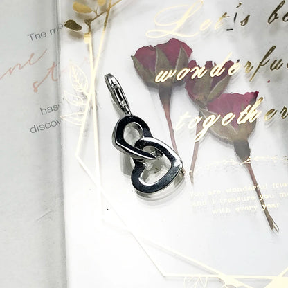 Herz-Charm-Anhänger in Silber aus 925 Sterlingsilber mit zwei ineinander verschlungenen Herzen