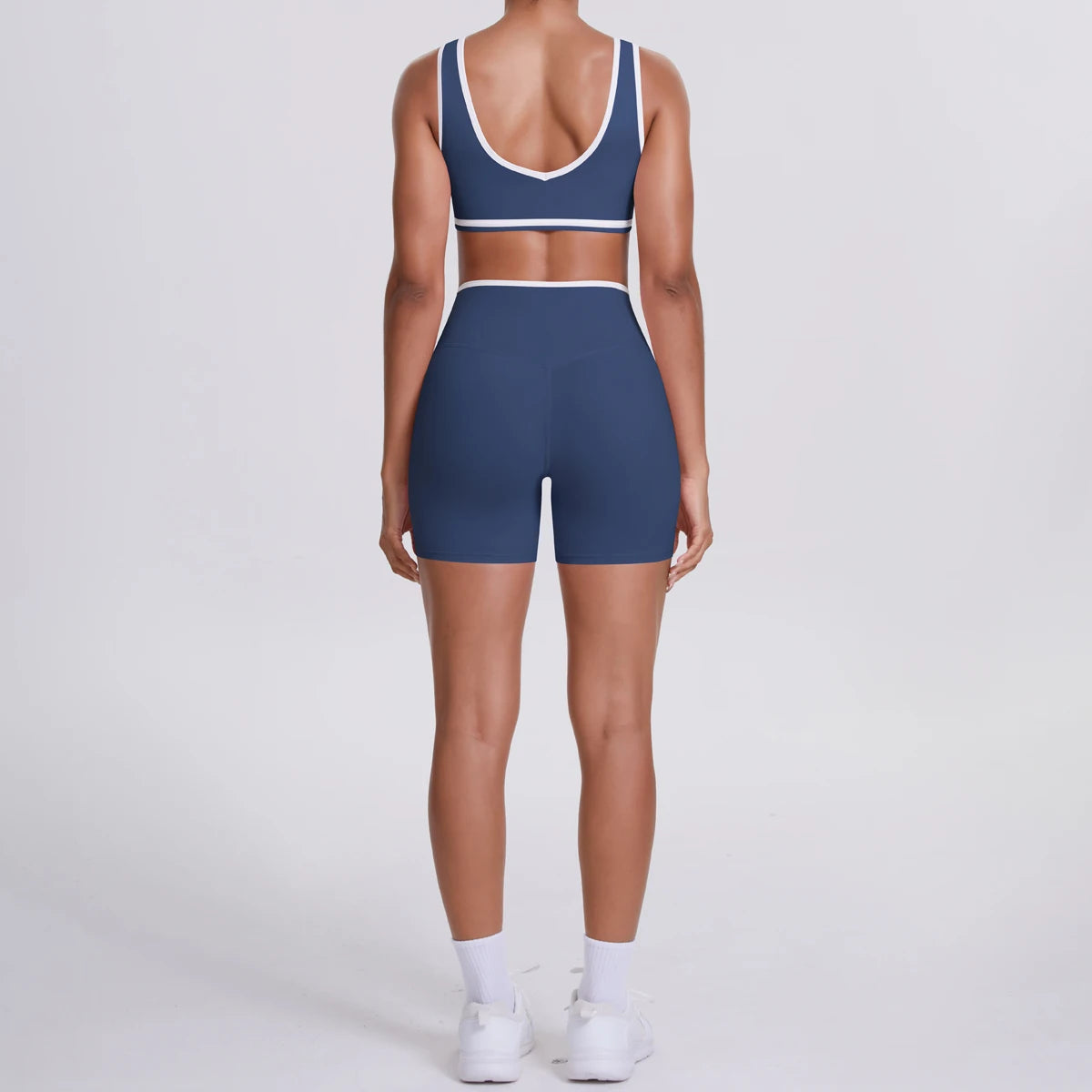 Hamidou Yoga-Set Dunkelblau von hinten: Sport-BH mit breiten Trägern und High-Waist-Shorts
