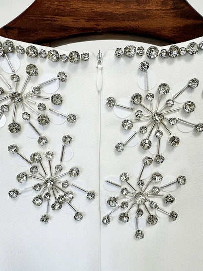 Zweiteiliges Damen-Set mit Rundhals und langen Ärmeln, verziert mit Diamant-Details, bestehend aus einem Oberteil und einem hoch taillierten Rock mit Patchwork-Taschen.