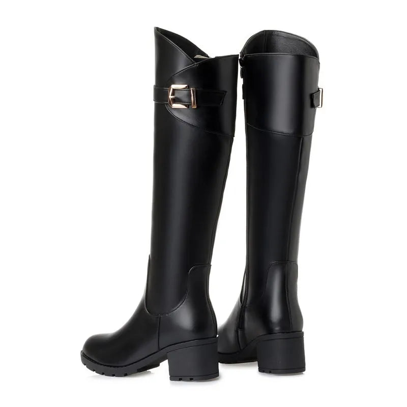 Paar schwarze hohe Stiefel mit Schnalle vorn, Blockabsatz, glattes Obermaterial