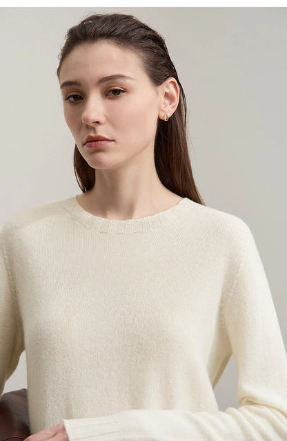 Wollpullover in Cremeweiß, Rundhals, feines Strickbild, lange Ärmel, gerippter Saum und Bündchen