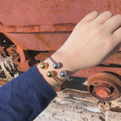 Damen-Armreif mit Metallkugel aus 316L Titanstahl