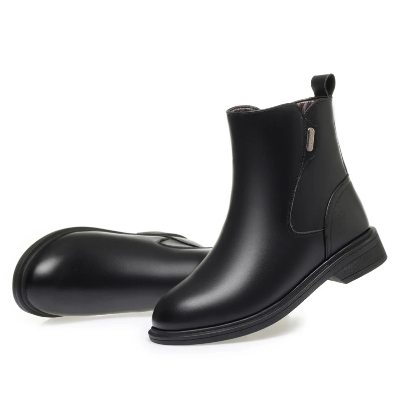 Schwarze Stiefeletten aus Leder mit kurzem Absatz und Schlaufe am Schaft