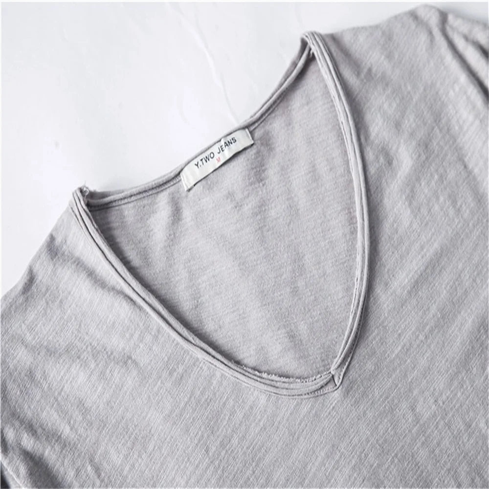 Herren-T-Shirt aus Baumwolle mit V-Ausschnitt, hellgrau, Nahaufnahme