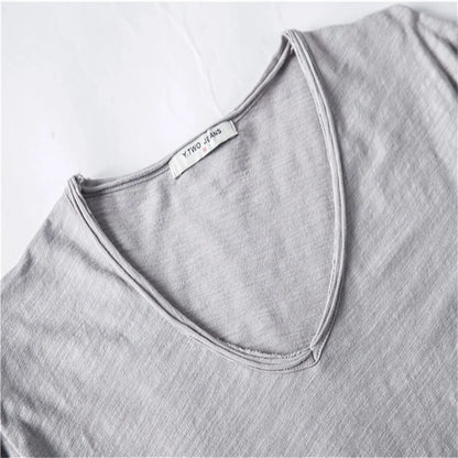 Herren-T-Shirt aus Baumwolle mit V-Ausschnitt, hellgrau, Nahaufnahme