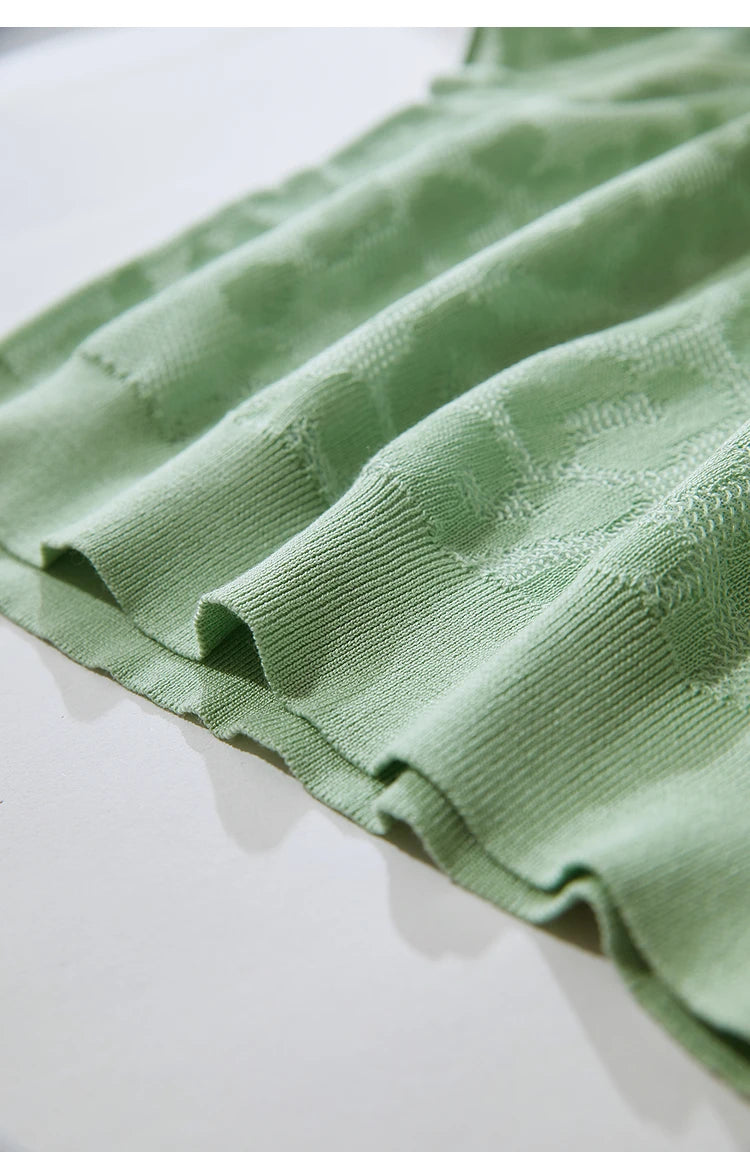 Damen-T-Shirt in hellem Grün: Saumabschluss und fein gewebte Jacquardtextur
