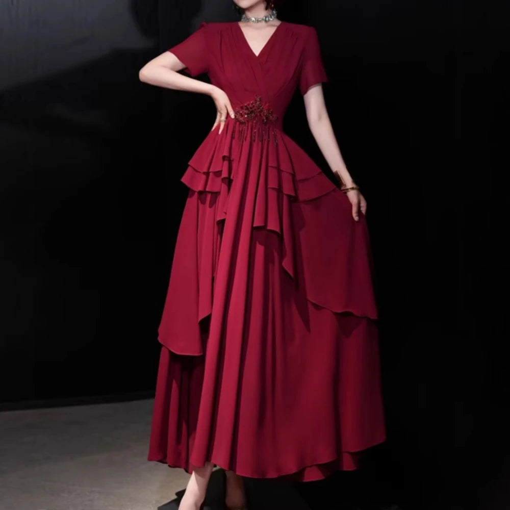 Ärmelloses Damen-Kleid mit V-Ausschnitt und transparentem Patchwork-Design – elegant und figurbetont