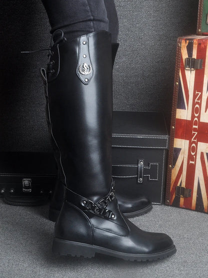 Schwarze Overknee-Stiefel mit spitzer Kappe, Schnürung vorn und Metallapplikation am Schaft