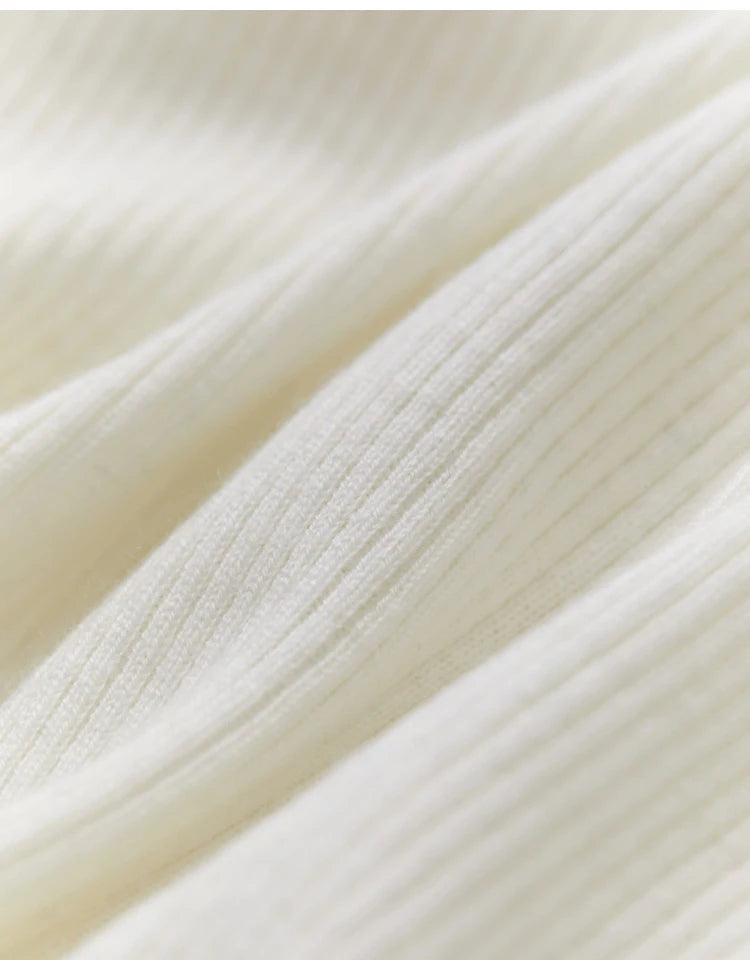 Cremefarbener Pullover mit feinem Rippstrick-Muster, Stoffdetail