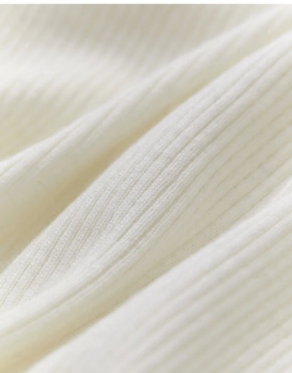 Cremefarbener Pullover mit feinem Rippstrick-Muster, Stoffdetail