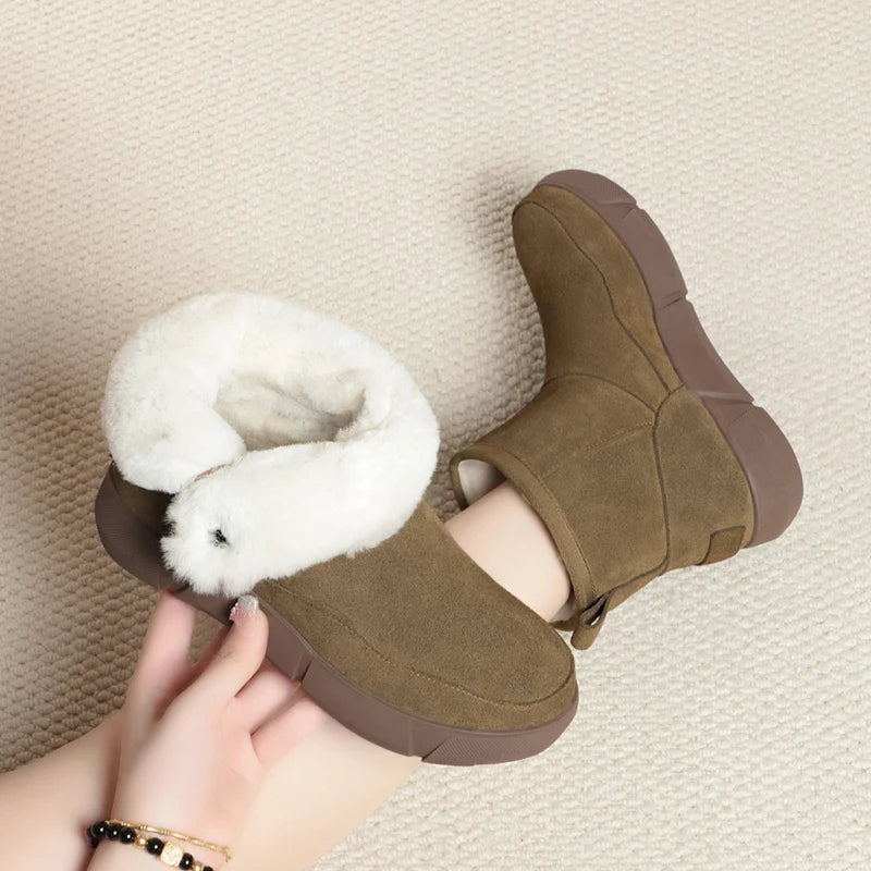 Kurze Winterstiefel aus Wildlederoptik in Braun mit weichem Futterkragen, flach