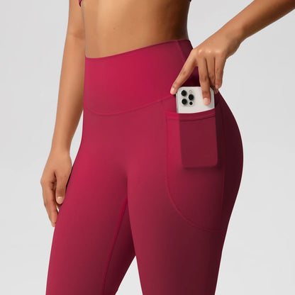 Roter Yoga-Overall mit seitlicher Handytasche und Taschendetail am Oberschenkel