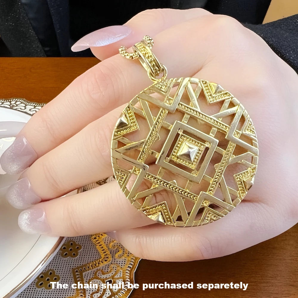 Goldfarbener runder Anhänger mit Gitterornament und eingefasstem Diamantmotiv
