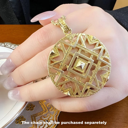 Goldfarbener runder Anhänger mit Gitterornament und eingefasstem Diamantmotiv