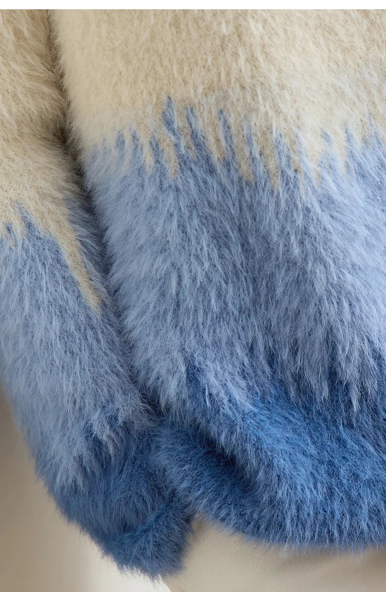 Flauschiger Damenpullover mit Rundhalsausschnitt, blauer Farbverlauf-Partie, lange Ärmel