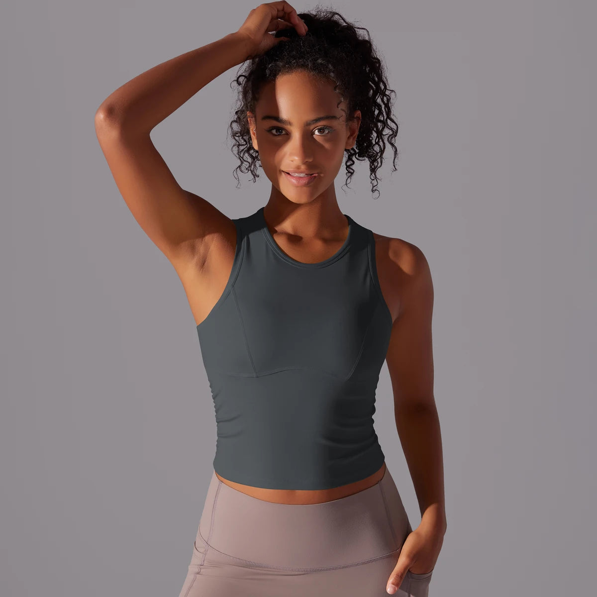 Ärmelloses Yoga-Sporttop in Graphitgrau mit Rundhalsausschnitt und tailliertem Sitz