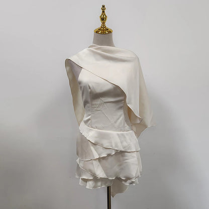 Elegantes Damen-Midikleid mit schulterfreiem Design, langen Ärmeln und Perlen-Patchwork – figurbetont und luxuriös.