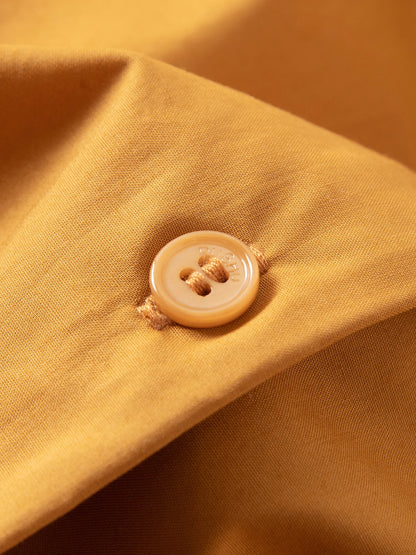 Damen-Bluse in Beige mit V-Ausschnitt und kurzen Ärmeln – leichte Sommermode für das Büro