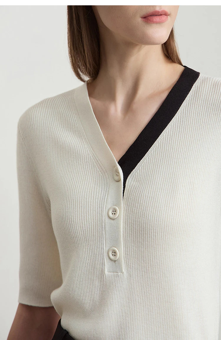 Beiger Strickpullover mit V-Ausschnitt, Knopfleiste und kurzen Ärmeln