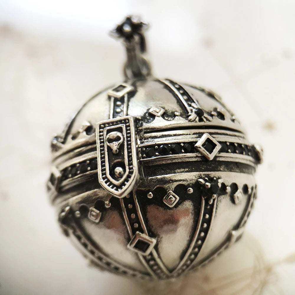 Detailansicht Anhänger Orb aus Sterlingsilber mit Schild- und Linienornamenten