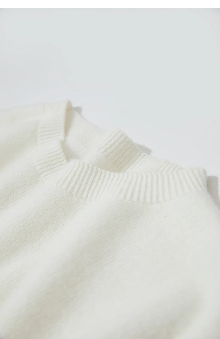 Weißer Damenpullover mit geripptem Rollkragen und feiner Strickstruktur