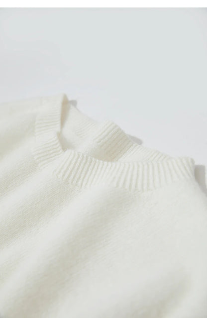 Weißer Damenpullover mit geripptem Rollkragen und feiner Strickstruktur