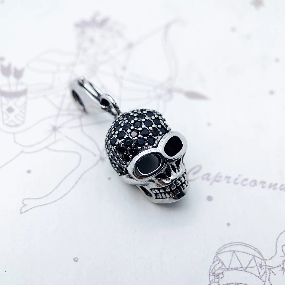 Schädel-Anhänger aus 925 Sterlingsilber mit schwarzem Steinmuster und Öse