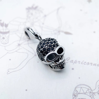 Schädel-Anhänger aus 925 Sterlingsilber mit schwarzem Steinmuster und Öse
