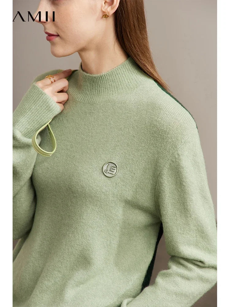 Damen-Pullover AMII mit halbem Rollkragen und Emblemstickerei, olivgrün, Vorderdetail