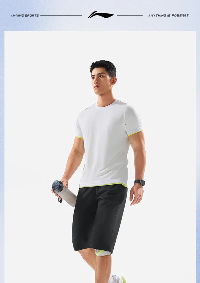 Trainingshorts für Herren, schwarze Shorts am Modell mit elastischem Bund und Shorts-Länge