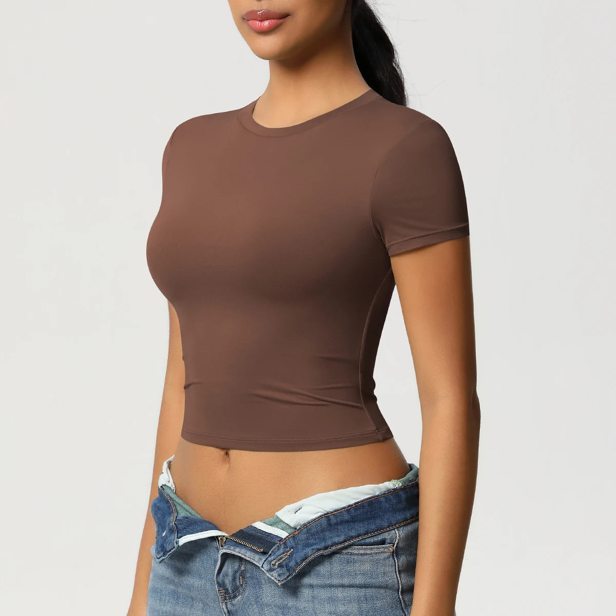 Damen Sport-T-Shirt, braun, eng anliegend, Kurzarm, seitliche Ansicht, Rundhalsausschnitt