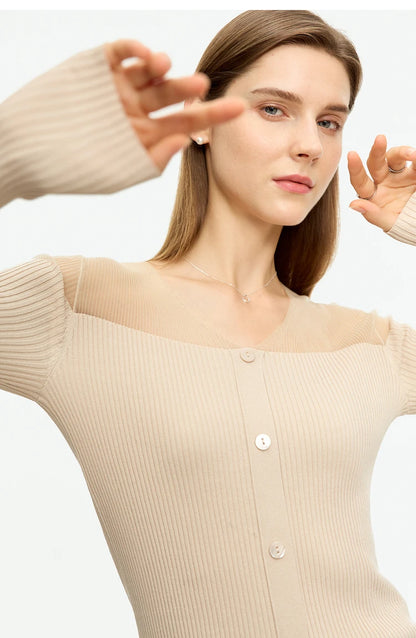 Damen-Pullover mit V-Ausschnitt und Knopfleiste, lange Ärmel, beiger Rippstrick im Detail
