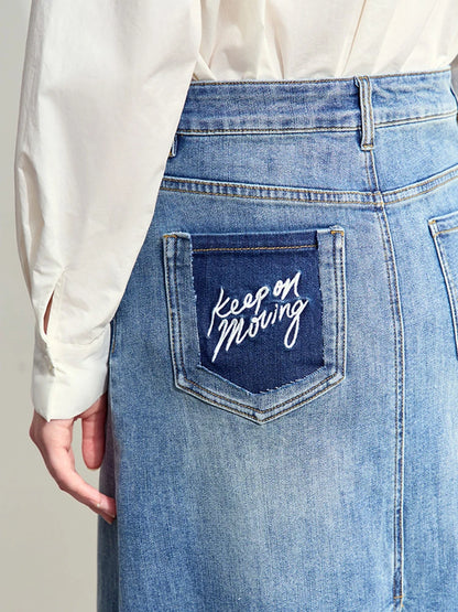 Jeansrock mit hoher Taille, vordere Taschen mit Schriftpatch, dunkelblauer Denim