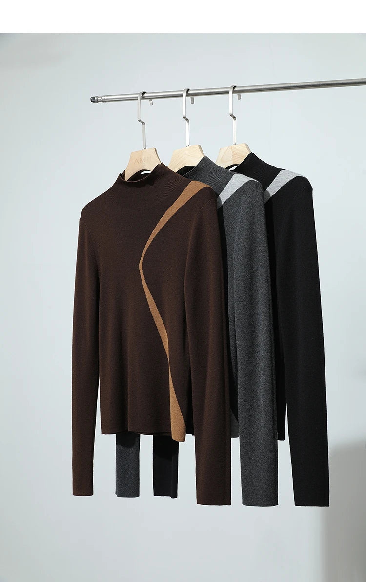 Damenpullover am Kleiderbügel: braun, grau und schwarz mit Patchwork-Längslinien