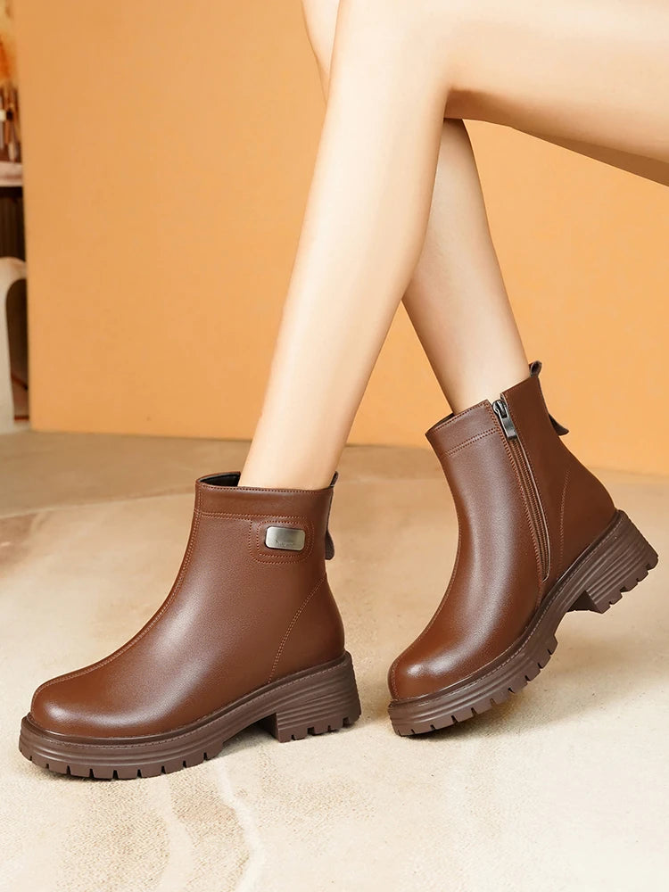 Paar Damen-Stiefeletten aus braunem Leder mit Wollfutter, dicke Profilsohle