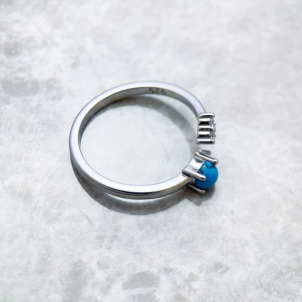 Silberner Ring mit türkisblauem ovalem Stein und zwei Zirkonia