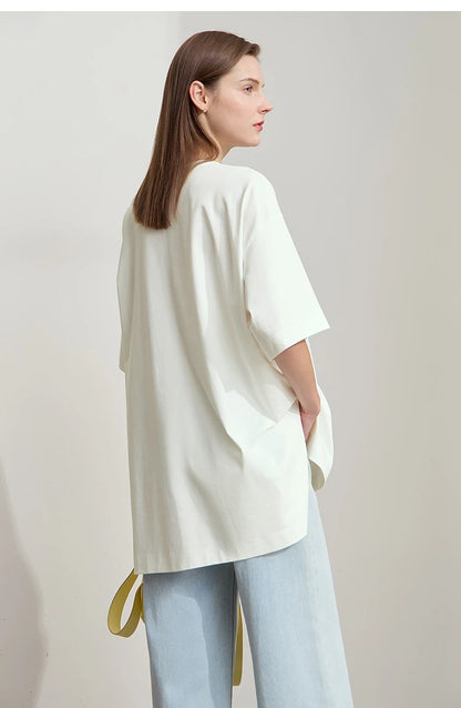 Damen T-Shirt im minimalistischen Design mit unregelmäßigem Schnitt und abstraktem Druck